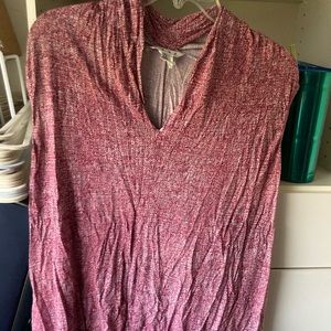 Adorable sleeveless shell. Violet and white. Stretchy. High neck in back